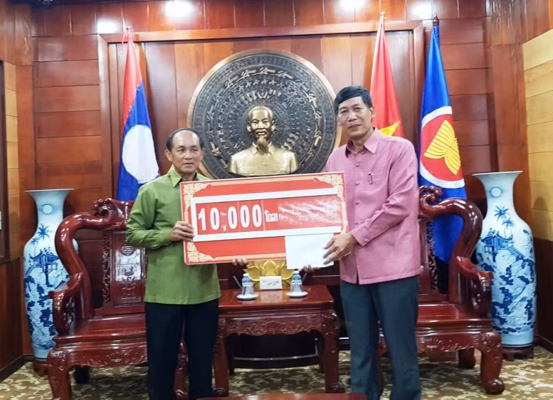 Luang Prabang, Lào ủng hộ miền trung khắc phục hậu quả bão lụt -0