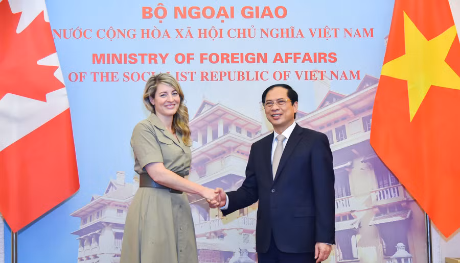 Bộ trưởng Ngoại giao Bùi Thanh Sơn và Bộ trưởng Ngoại giao Canada Mélanie Joly.