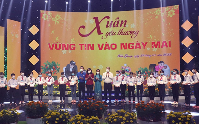 Tặng quà Tết cho trẻ em có hoàn cảnh khó khăn ở Hậu Giang.