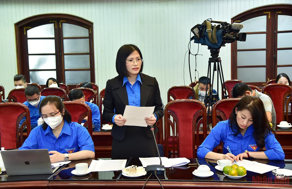 Đồng chí Bùi Thị Bông (Đoàn Thanh niên Báo Nhân Dân) trình bày tham luận tại tọa đàm. (Ảnh: Thành Đạt) Bồi đắp lý tưởng, bản lĩnh và năng lực của nhà báo trẻ trong thời đại mới -0