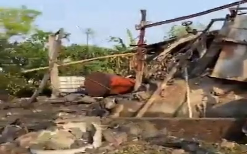 Khu vực sản xuất rau câu ở xã Phương Định, huyện Trực Ninh (Nam Định) tan hoang vì vụ nổ lò hơi.