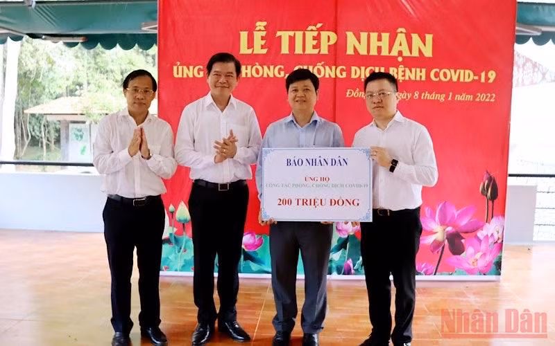 Thay mặt Báo Nhân Dân, đồng chí Lê Quốc Minh đã trao tặng số tiền 200 triệu đồng hỗ trợ tỉnh Đồng Nai thực hiện công tác phòng, chống dịch Covid-19. Đây là tấm lòng của các phóng viên, biên tập biên Báo Nhân Dân, mong muốn góp phần nhỏ vào công tác phòng, chống dịch Covid-19 của tỉnh. 