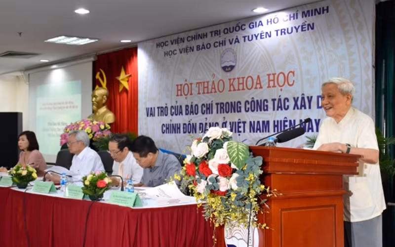 Đồng chí Hà Đăng, nguyên Ủy viên T.Ư Đảng, nguyên Tổng Biên tập Báo Nhân Dân, nguyên Trưởng Ban Tư tưởng - Văn hóa T.Ư phát biểu tại hội thảo.