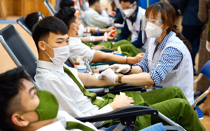 Học viên Học viện Cảnh sát nhân dân tham gia hiến máu tại “Chủ nhật Đỏ”.
