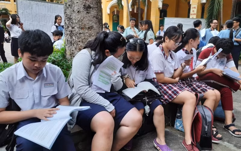 Học sinh TP Hồ Chí Minh thì vào lớp 10 năm học 2020-2021. (Ảnh minh họa)