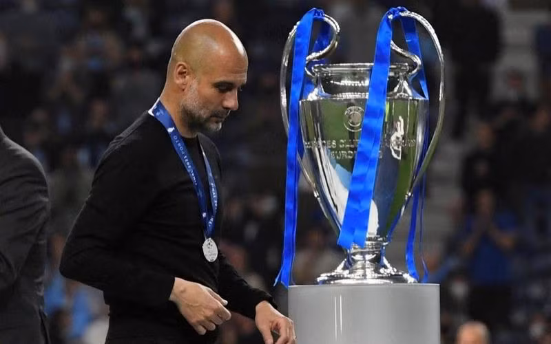 Đã 10 năm trôi qua và Pep Guardiola vẫn lỗi hẹn với chiếc cúp bạc Champions League cùng Man City. (Ảnh: Getty Images)