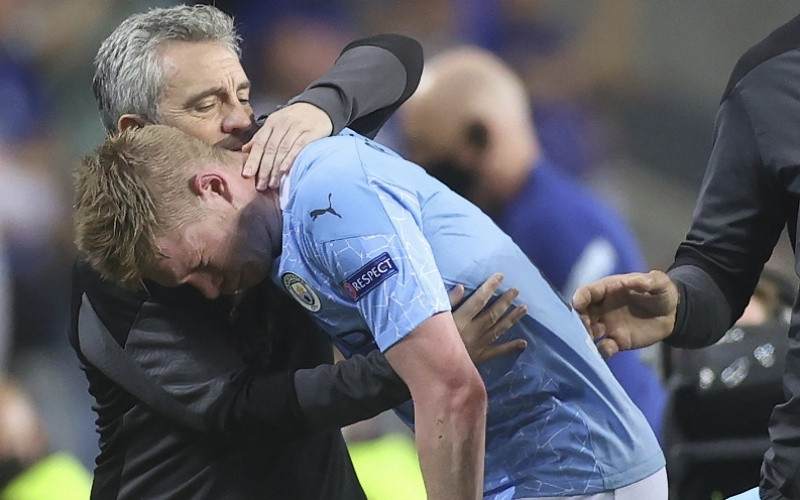 Nước mắt đã rơi và Kevin De Bruyne gục ngã, cũng giống như cách Man City tiếp tục thất bại trước Chelsea. (Ảnh: AP) a3_3-1622389147843.jpg