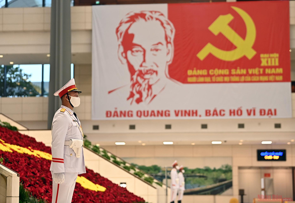 Tấm Pano khổ lớn ca ngợi Đảng, Bác Hồ được treo ở vị trí trang trọng. Sẵn sàng cho sự kiện trọng đại của Đảng và đất nước -1