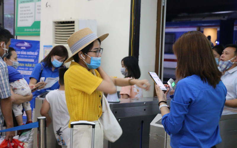 Hành khách đi tàu phải thực hiện nghiêm các biện pháp phòng dịch. (Ảnh: Tổng công ty Đường sắt Việt Nam cung cấp)