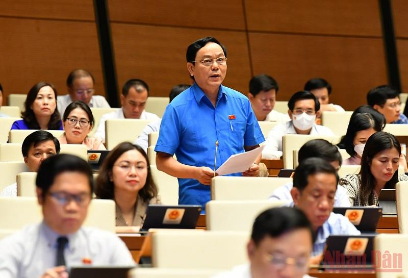Đại biểu Hoàng Đức Thắng (Quảng Trị) phát biểu ý kiến. (Ảnh: LINH KHOA NGUYÊN) Quy định rõ cơ chế, chính sách ưu đãi thu hút đầu tư vào lĩnh vực dầu khí -0