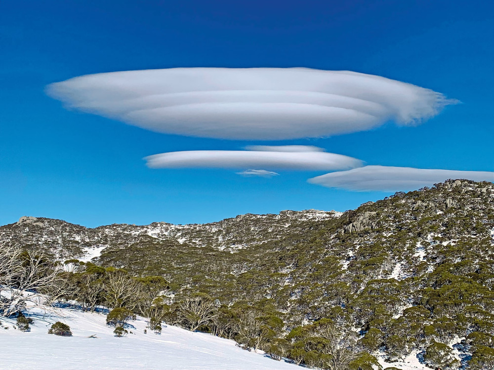 Đám mây hình hạt đậu nổi bật trên nền trời xanh ngắt tại khu vực Perisher, bang New South Wales. (Ảnh: Philip Lark) Bộ lịch thời tiết năm 2021 của Australia -0