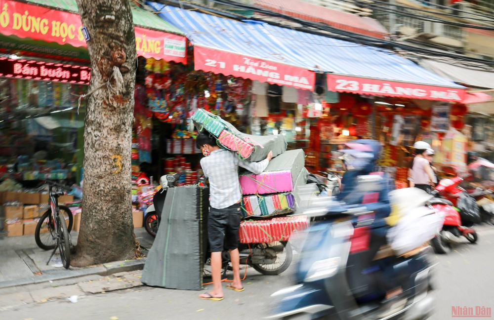 Tọa lạc tại trung tâm phố cổ tại Hà Nội, hàng trăm năm nay phố Hàng Mã được coi là trung tâm buôn bán vàng mã, phục vụ cho mục đích thờ cúng, tâm linh của người dân vào các dịp lễ, tết trong năm. Đặc biệt mỗi dịp Rằm tháng 7, con phố này lại tấp nập người mua kẻ bán. (Trong ảnh: Rằm tháng 7 năm ngoái, con phố này vẫn rất nhộn nhịp) 1hangma_ram_thang_7-1629612238264.jpeg