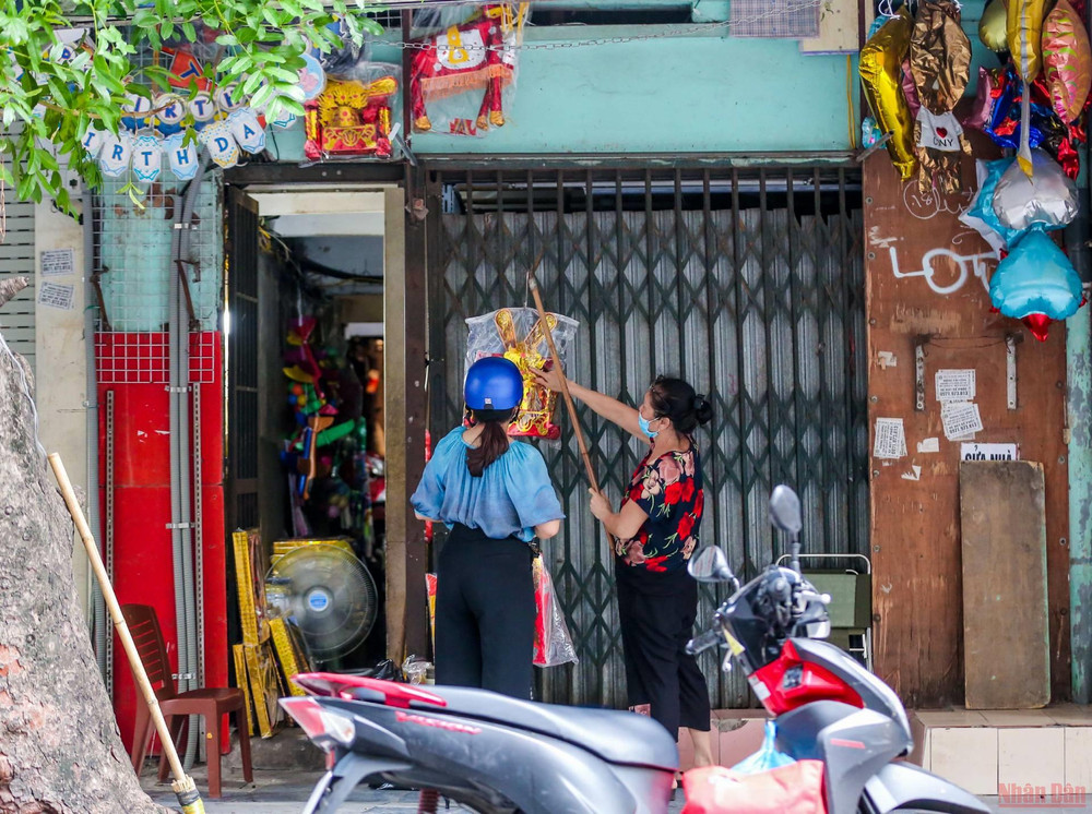“Tranh thủ hết phiên trực tại chốt phòng dịch, tôi ghé qua đây mua một ít đồ vàng mã về chuẩn bị cho mâm cúng ông bà tổ tiên. Năm nay giãn cách phòng dịch nên gia đình tôi cũng không bày vẽ gì nhiều”, chị Hoa (Hàng Da, Hà Nội) chia sẻ. 12hangma_ram_thang_7-1629612255858.jpeg