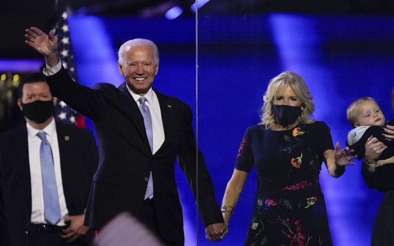 Ông Biden và vợ ông, bà Jill, vẫy chào người ủng hộ tại TP Wilmington, bang Delaware, tối 7-11. (Ảnh: AP)