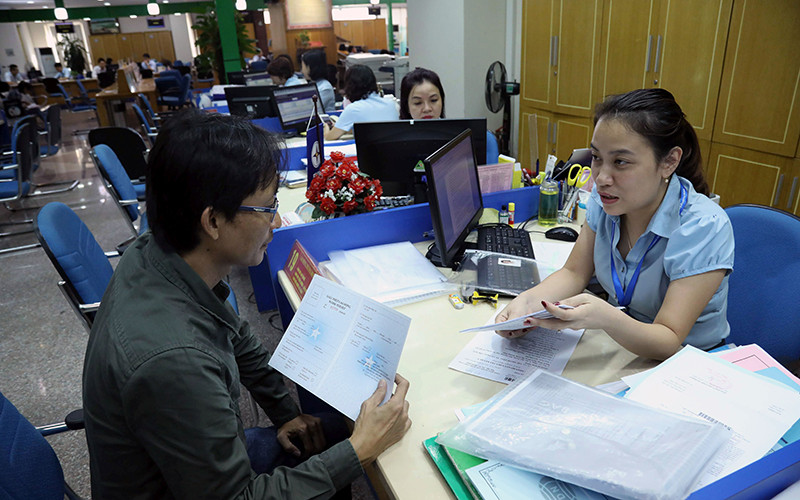 Hướng dẫn người dân thực hiện thủ tục hành chính tại Trung tâm hành chính công tỉnh Quảng Ninh. Ảnh: QUANG VINH