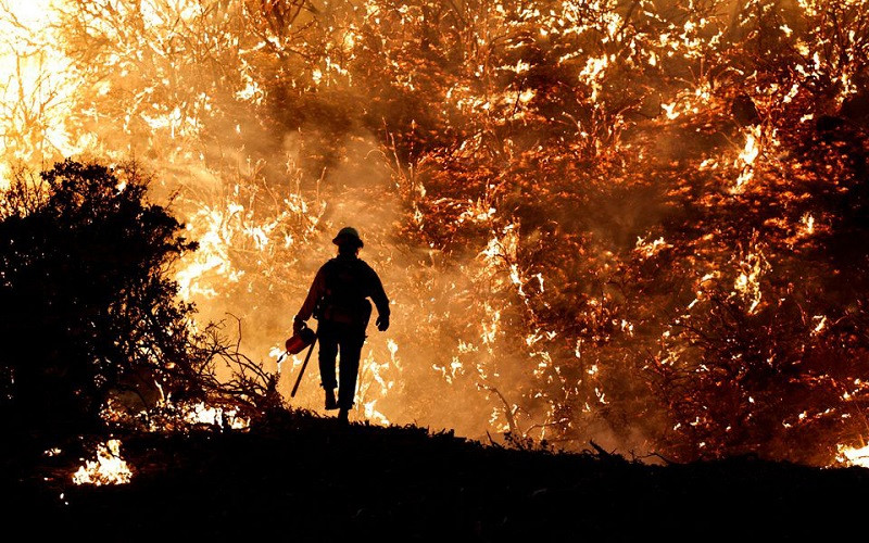 Một nhân viên cứu hỏa đối diện với đám cháy Caldor ở bang California, Mỹ hồi tháng 8/2021. (Ảnh: Reuters)