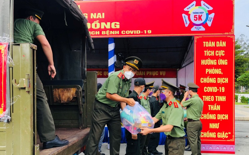 Chiến sĩ Công an tỉnh Đồng Nai vận chuyển các suất quà lên xe đưa đi trao tặng cho người dân. DN_0_dong_2-1629861666509.jpg