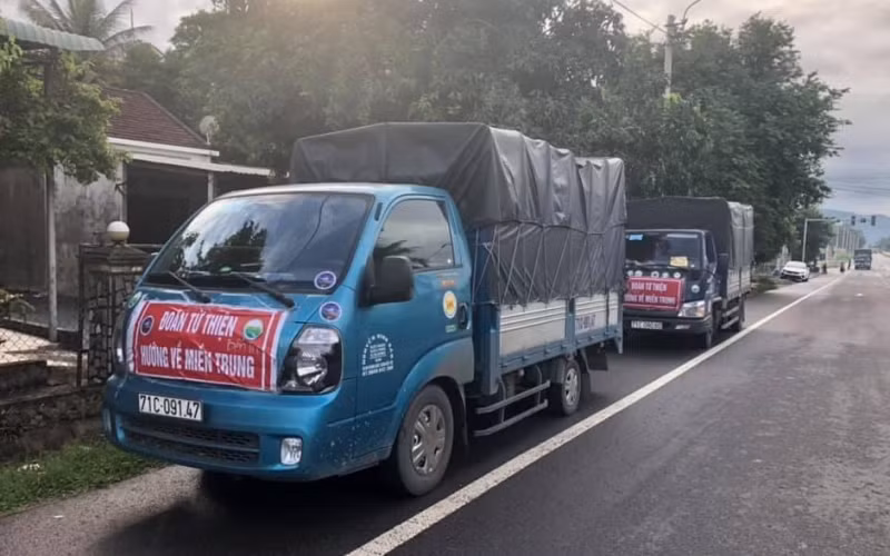 Những chiếc xe chuyển hàng hóa, nhu yếu phẩm ra giúp đỡ đồng bào miền trung. 