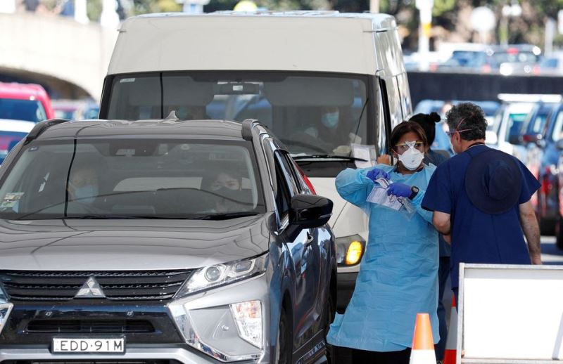 Nhân viên y tế thực hiện xét nghiệm Covid-19 ở Sydney, Australia, ngày 30/12/2021. (Ảnh: REUTERS) Dịch Covid-19 tiếp tục diễn biến phức tạp ở Mỹ và châu Âu -0