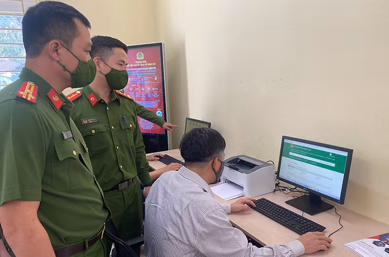 Cán bộ Cục Cảnh sát quản lý hành chính về trật tự xã hội hướng dẫn người dân thực hiện dịch vụ công trực tuyến.