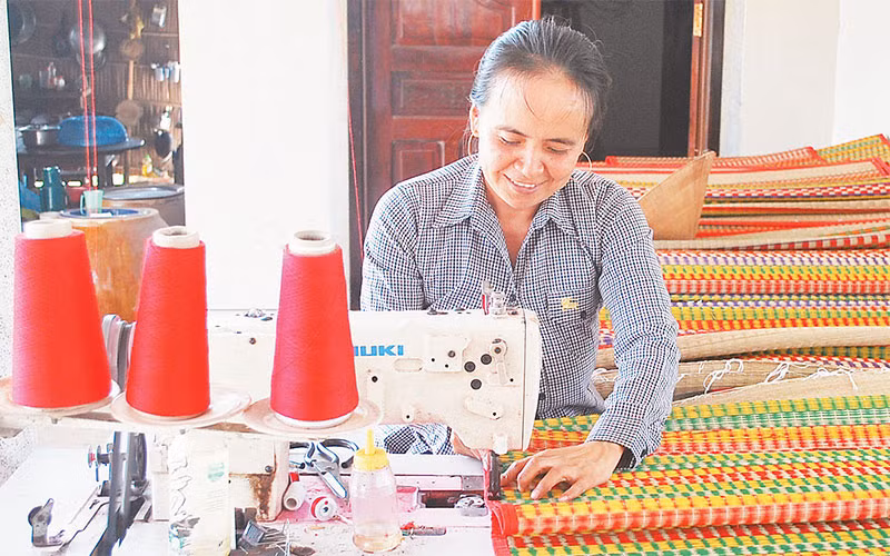 Nghề gia công chiếu thảm giúp người dân xã Ðức Mỹ, huyện Càng Long (Trà Vinh) nâng cao thu nhập. 