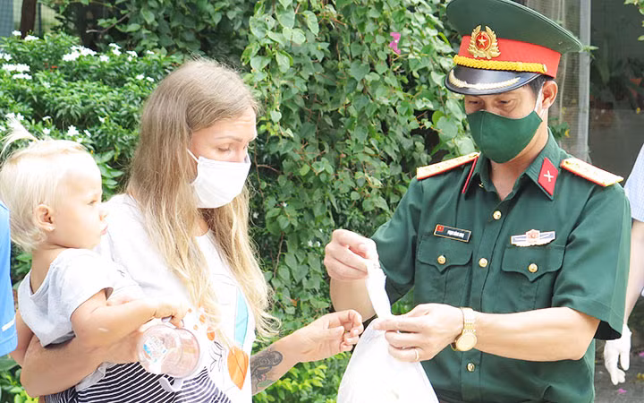 Hội Hữu nghị Việt - Nga phối hợp Liên hiệp các tổ chức hữu nghị tỉnh Khánh Hòa trao quà tặng công dân Nga đang gặp khó khăn do dịch Covid-19 tại Khánh Hòa. Ảnh: TTXVN