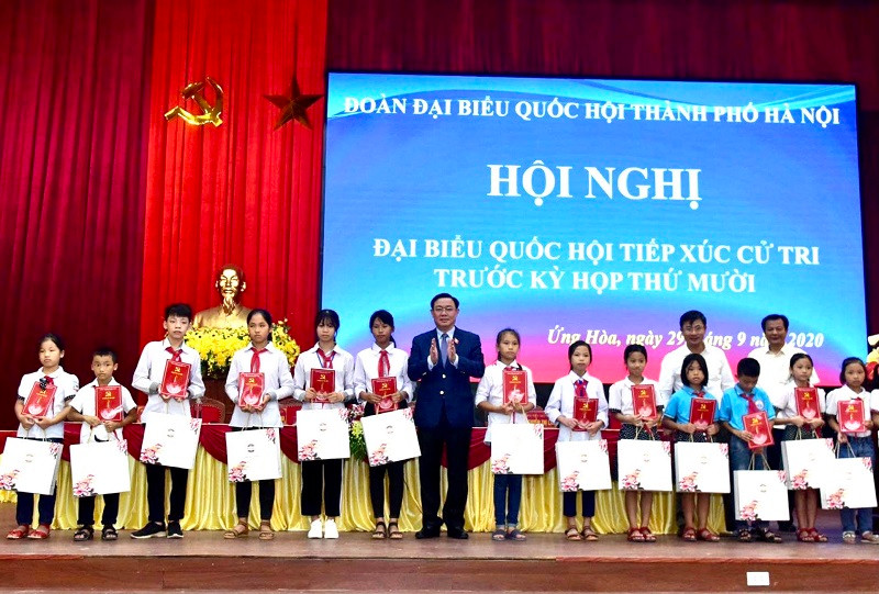 Bí thư Thành uỷ Vương Đình Huệ cùng các đại biểu tặng quà cho các em học sinh nghèo vượt khó huyện Ứng Hoà. Giải quyết ngay các kiến nghị của cử tri -0