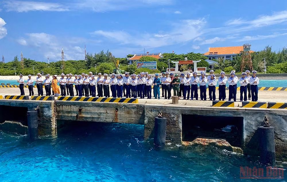 Quân và dân trên đảo Trường Sa Lớn chào tạm biệt Đoàn công tác số 10.