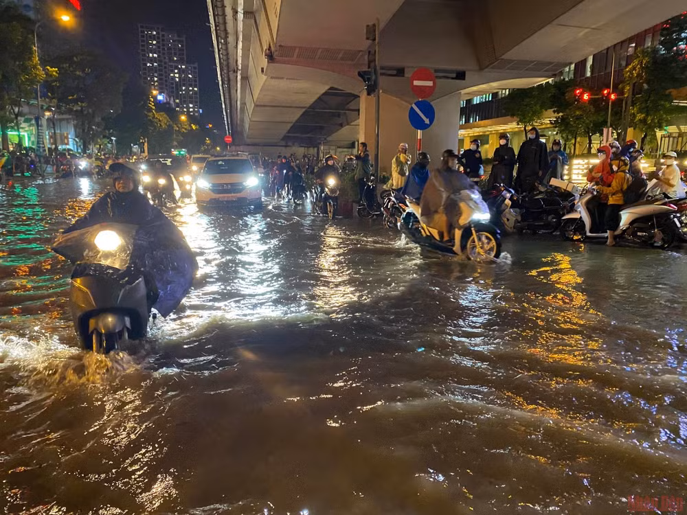 Nhiều tuyến phố Hà Nội ngập, ùn tắc do mưa lớn -1