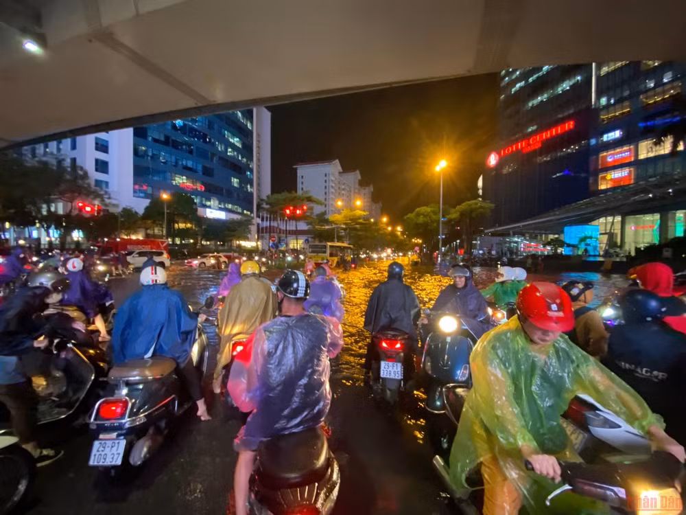 Nhiều tuyến phố Hà Nội ngập, ùn tắc do mưa lớn -2