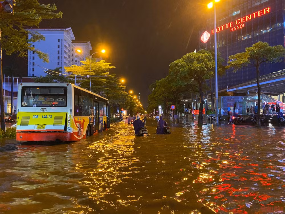 Nhiều tuyến phố Hà Nội ngập, ùn tắc do mưa lớn -0