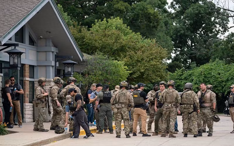 FBI và nhân viên thực thi pháp luật tập trung gần hiện trường vụ xả súng. (Ảnh: Reuters)