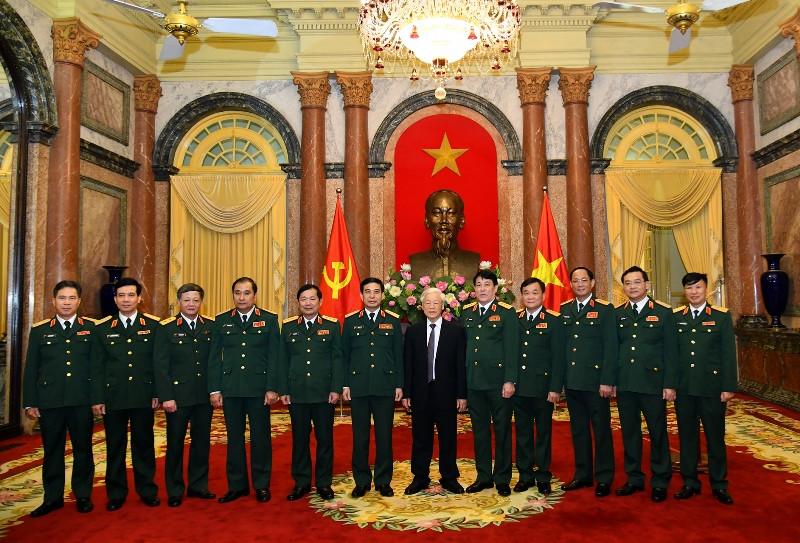 Tổng Bí thư, Chủ tịch nước Nguyễn Phú Trọng với các đại biểu tại Lễ trao Quyết định. Tổng Bí thư, Chủ tịch nước Nguyễn Phú Trọng trao Quyết định thăng quân hàm Thượng tướng cho hai sĩ quan quân đội -0