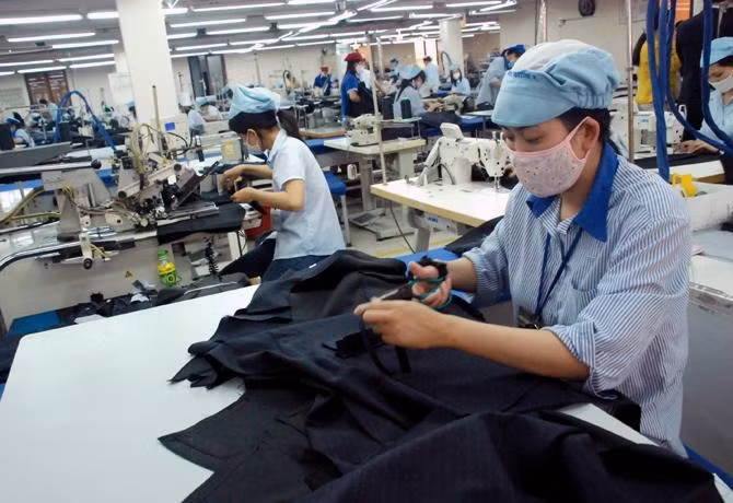 Công nhân Công ty CP may 10 may Com-lê xuất khẩu.Ảnh : Duy Linh