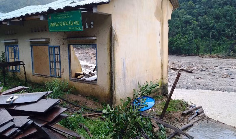 Nước sông dâng cao gây sạt lở, làm hư hại nhiều nhà dân ở Trà Leng -0