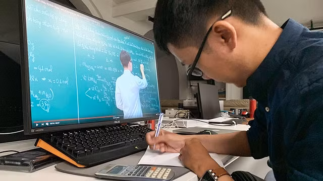 Tiếp cận bài giảng trực tuyến qua internet.