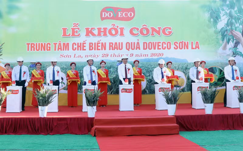 Nghi thức ấn nút, khởi công xây dựng nhà máy.