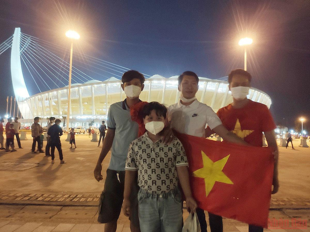 Gia đình anh Nguyễn Văn Khanh, Việt kiều tại Phnom Penh đi cổ vũ cho đội U23 Việt Nam. Không khí trước trận chung kết U23 Đông Nam Á 2022 -0