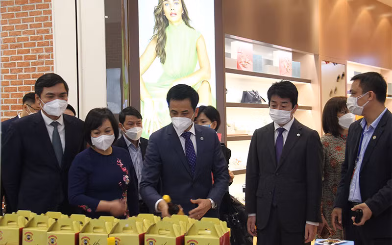 Các đại biểu tham quan sản phẩm tại Hanoi Agriculture Fair 2021. (Ảnh: CTV)