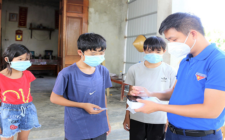 Cán bộ Huyện đoàn Thạch Hà (Hà Tĩnh) hỗ trợ thiết bị học trực tuyến cho các em học sinh có hoàn cảnh khó khăn. Ảnh: NGÔ TUẤN Khó khăn trong dạy và học trực tuyến -0
