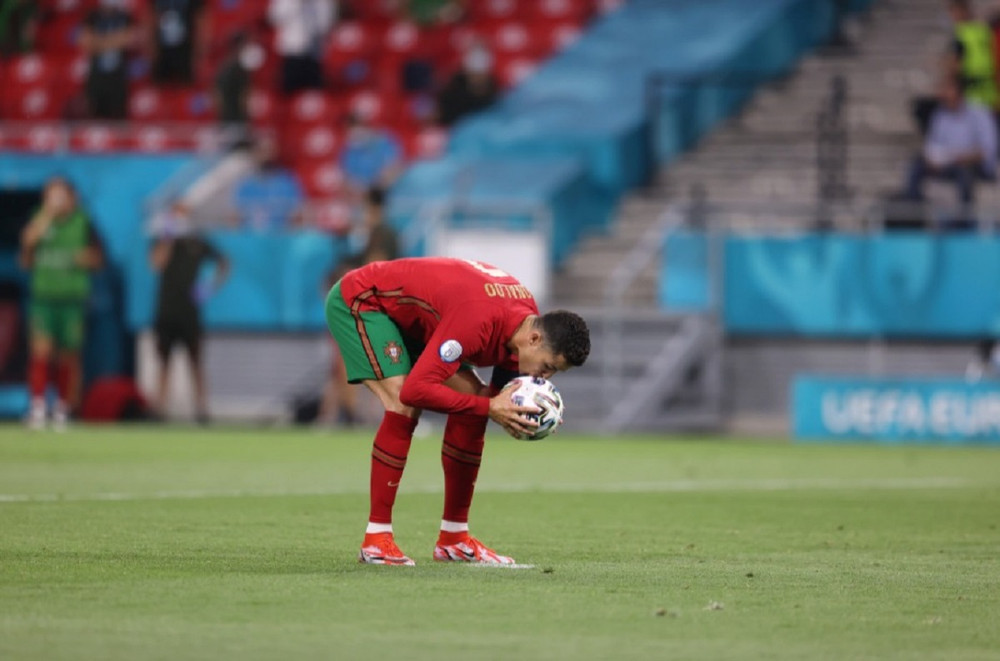 Ronaldo đang dẫn đầu danh sách Vua phá lưới ở Euro 2020 với năm bàn thắng. Cú đúp penalty ở trận trận cầu kinh điển với tuyển Pháp cũng giúp CR7 san bằng kỷ lục cho cầu thủ ghi nhiều bàn thắng nhất cho đội tuyển quốc gia, hiện đang nắm giữ bởi cựu tiền đạo người Iran, Ali Daei, với 109 bàn. Những khoảnh khắc ấn tượng trên sân cỏ Euro 2020 -0