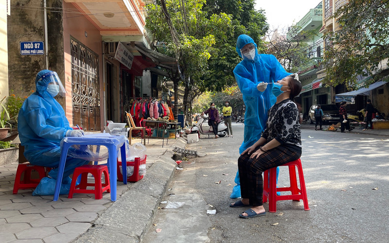 Xét nghiệm sàng lọc cho người dân trên đường Phù Long, phường Trần Tế Xương, TP Nam Định.