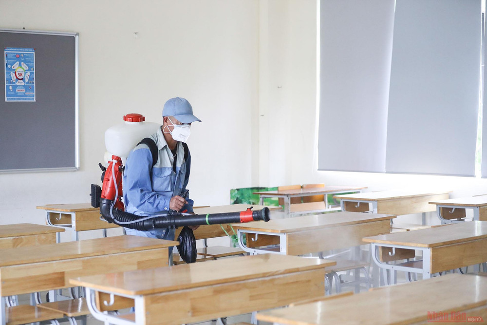 Các phòng thi được phun khử khuẩn 100% bằng dung dịch khử khuẩn Cloramin B. 5phun_khu_khuan_thi_tot_nghiep-1625473623481.jpg