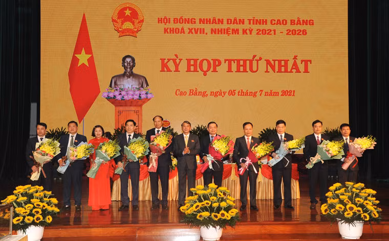 Lãnh đạo tỉnh Cao Bằng chúc mừng các đồng chí được bầu giữ chức vụ Thường trực, Trưởng Ban, Phó Trưởng Ban Hội đồng nhân dân tỉnh Cao Bằng nhiệm kỳ 2021-2026.