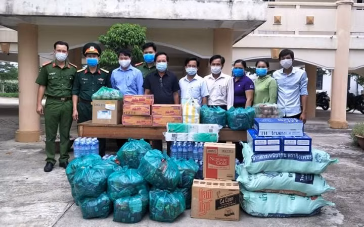 Các cơ quan chức năng hỗ trợ nhu yếu phẩm cho người dân tại khu cách ly tập trung tại huyện Duy Xuyên.