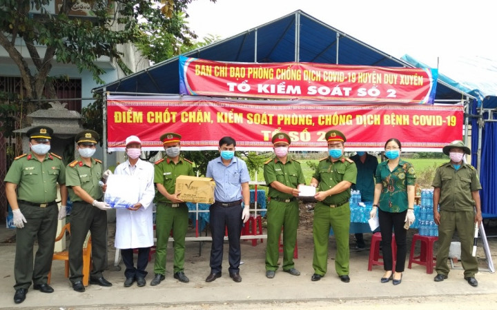 Nhiều cơ quan, đơn vị đến thăm và tặng quà lực lượng làm nhiệm vụ tại các trạm kiểm soát dịch huyện Duy Xuyên. Tiếp tục cách ly xã hội bốn huyện, thị xã ở Quảng Nam -0
