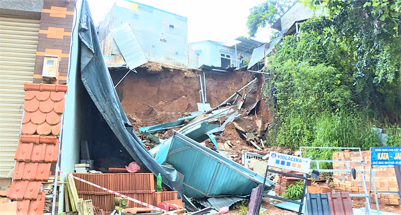 Nhà bà Đào Thị Tường Vy ở số 22/34/14 đường Bùi Thị Xuân, phường Tự An, TP Buôn Ma Thuột bị sạt lở đất sập đổ hoàn toàn vào chiều 10-10 vừa qua.