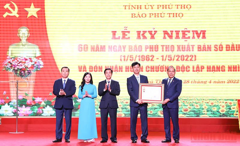 Phó Bí thư Tỉnh ủy Phú Thọ Hoàng Công Thủy trao tặng Huân chương Độc lập hạng Nhì cho tập thể Báo Phú Thọ. 