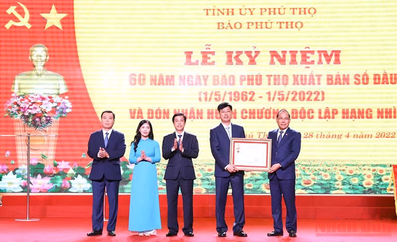 Phó Bí thư Tỉnh ủy Phú Thọ Hoàng Công Thủy trao tặng Huân chương Độc lập hạng Nhì cho tập thể Báo Phú Thọ. 