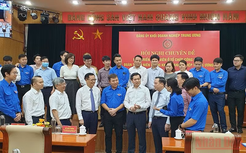 Các đại biểu trao đổi kinh nghiệm về công tác phát triển Đảng trong doanh nghiệp.